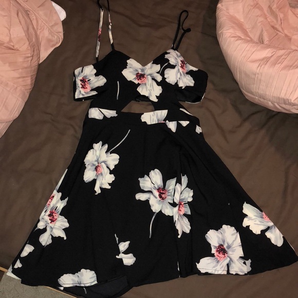 Floral dress with cutouts - Picture 2 of 2